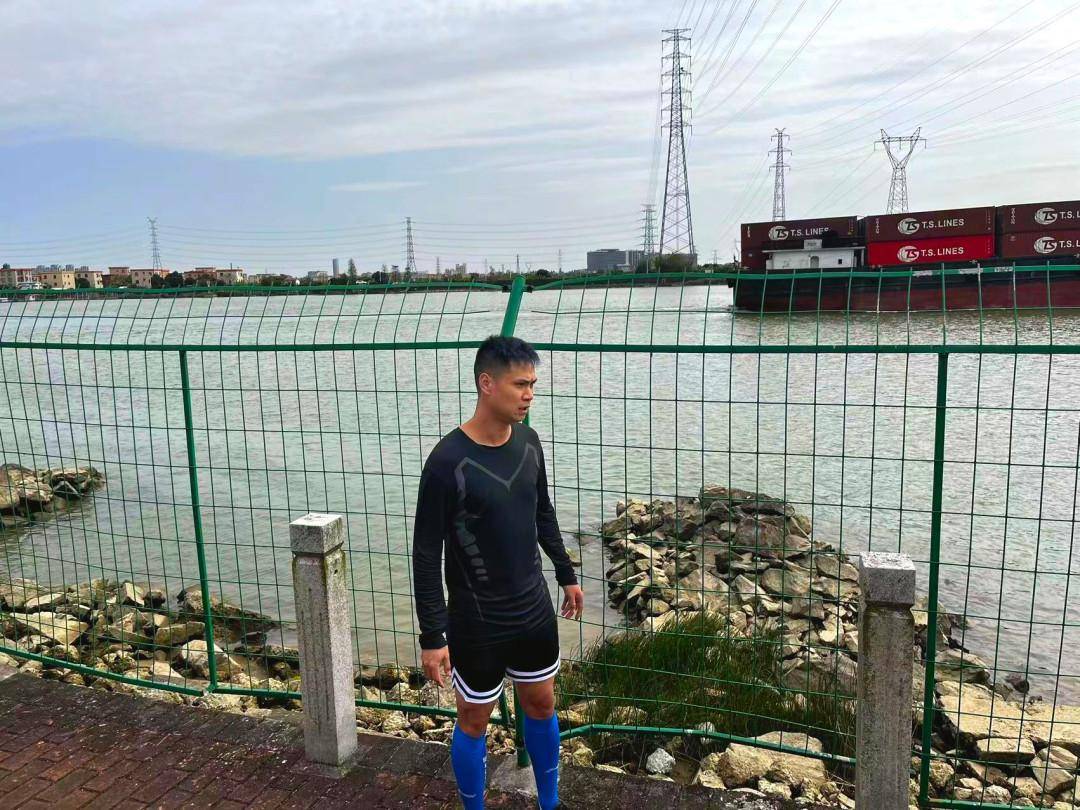 男子跑步遇抱婴女子轻生,果断营救助母子脱险_冯锐文_救援_上岸