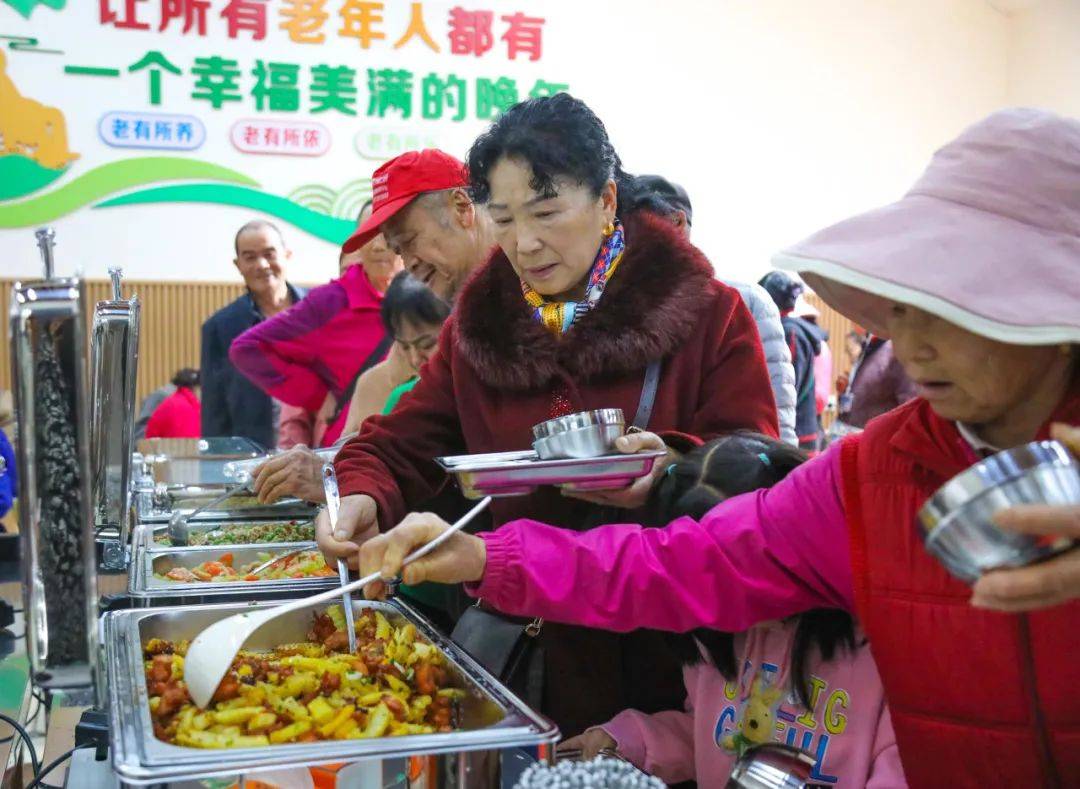 始甸社区爱心食堂溢出幸福味道