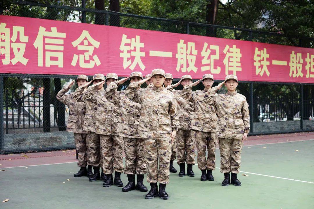 深圳00后女大学生组团参军,太飒了!_女兵_女孩_新兵入伍