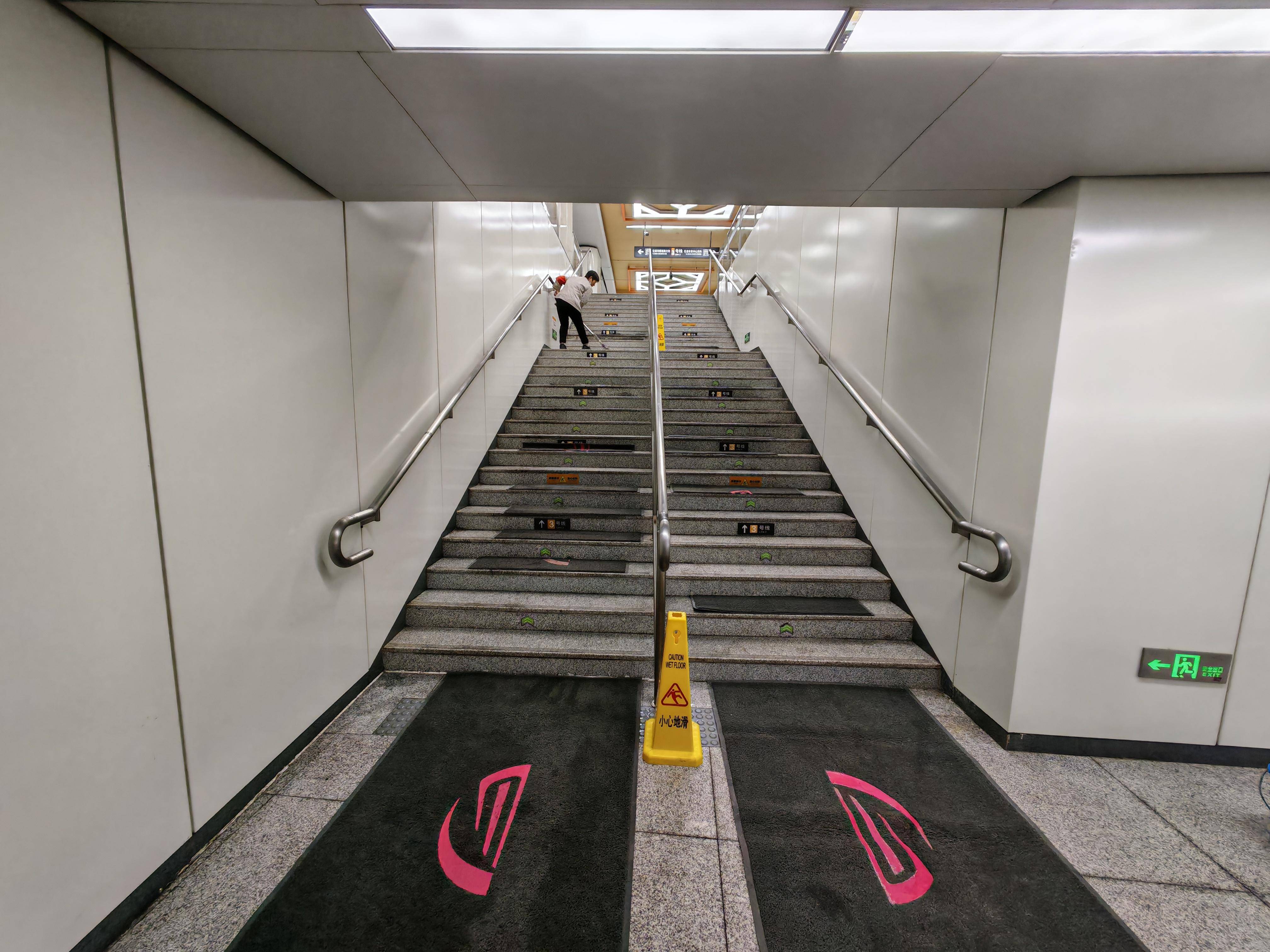 郑州地铁海滩寺站3号换乘为何楼梯拦挡不让过回复来了