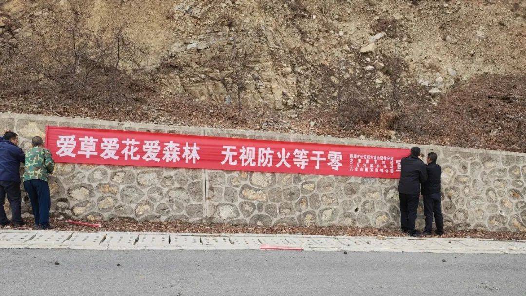 观光道路打扫环境卫生春暖复苏之时,景区开园在即,为迎接春游季到来