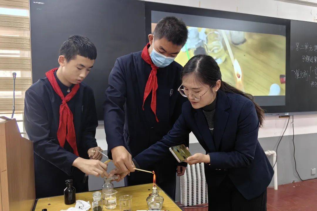 教师汇百舸争流展风采精雕细琢磨匠心