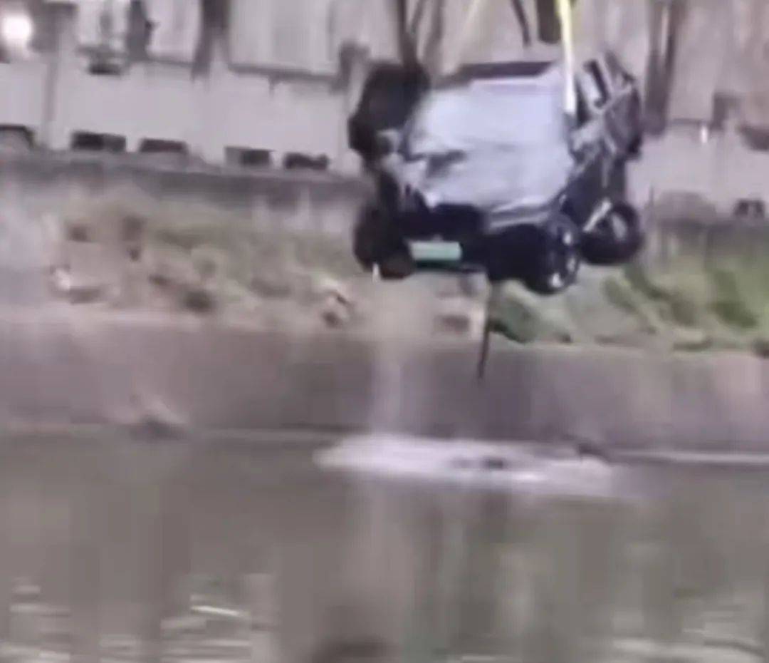 痛心轿车酒驾坠河19岁小伙连救多人后溺亡