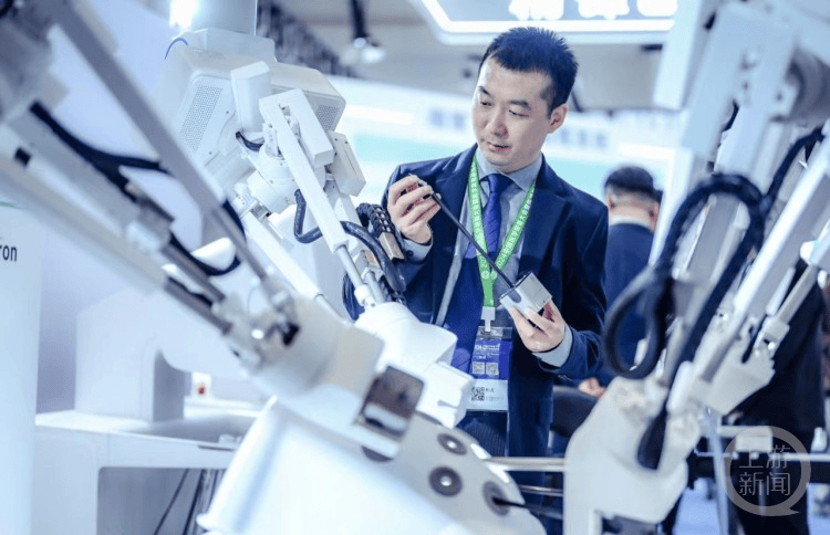 重大教授带来五臂手术机器人 预计明年底上市_柏龙_团队_产品