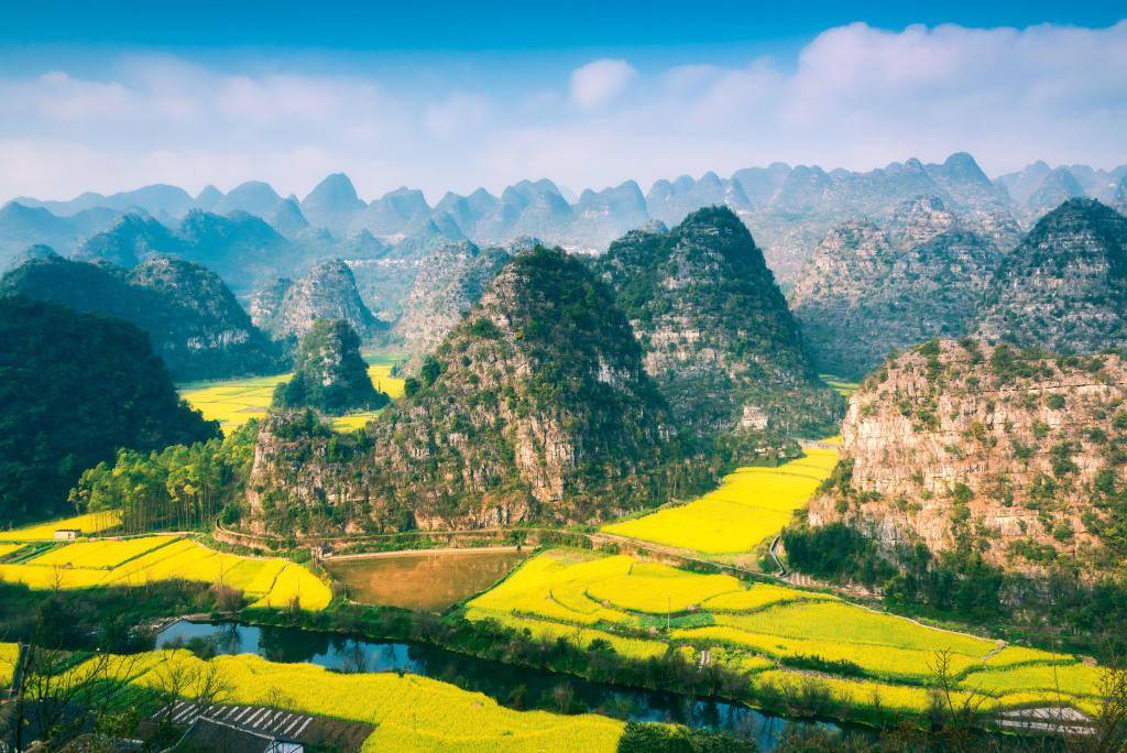 兴义万峰林,位于贵州黔西南,明代著名旅行家徐霞客曾赞叹它"天下山峰
