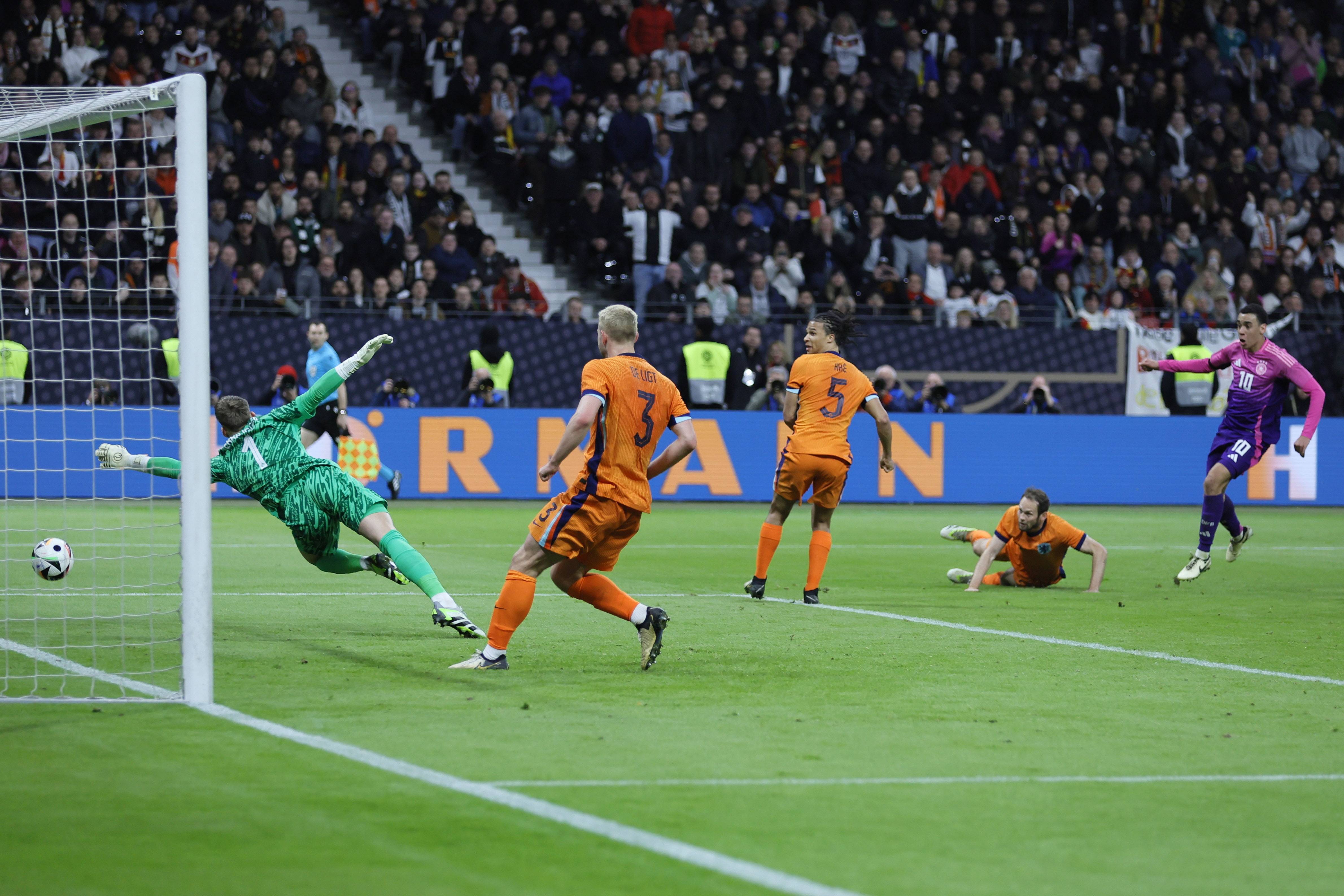 足球——友谊赛:德国胜荷兰_球员_菲尔克鲁格_队友