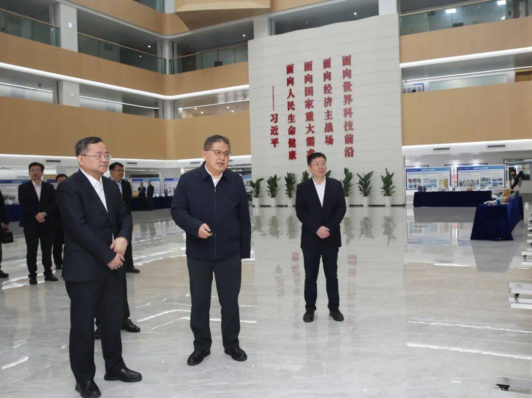 会前,朱新远一行参观了生物基材料与绿色造纸国家重点实验室,分析测试