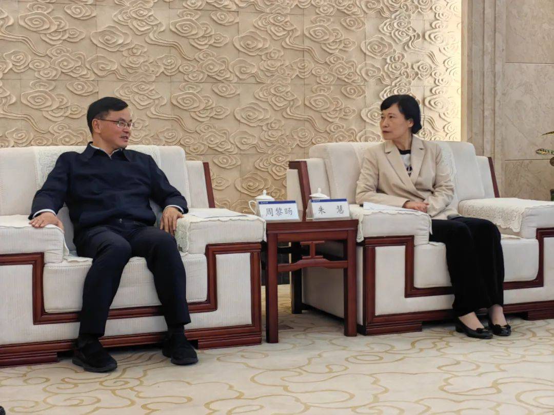 期间,周黎旸还与浙江大学党委副书记朱慧就实习实践基地建设,人才培养