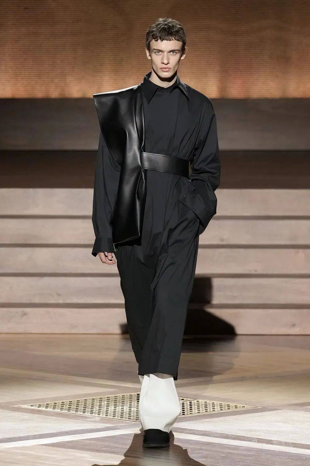 用一块布的方式着装isseymiyake2024秋冬