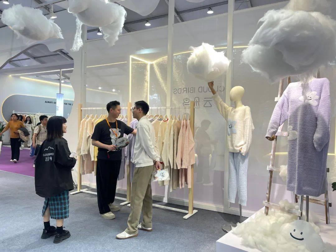 800多家展商携新而来,第三届潮汕服博会首日"人潮汹涌"