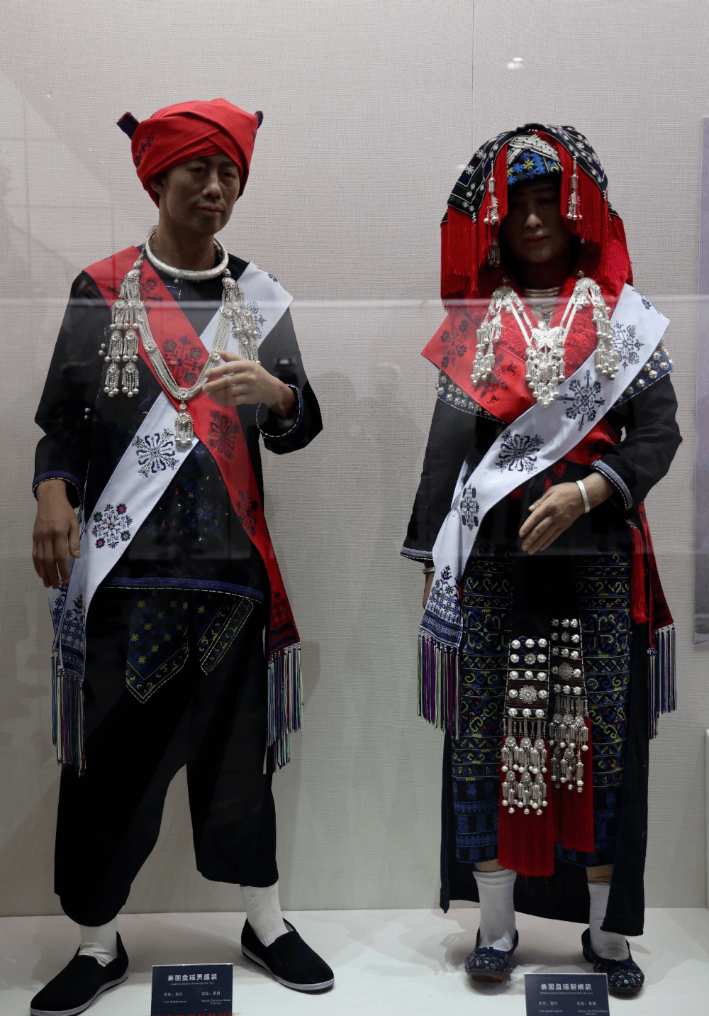 广东瑶族博物馆陈列的主题为"瑶岭长歌",分为远古寻踪,瑶山春