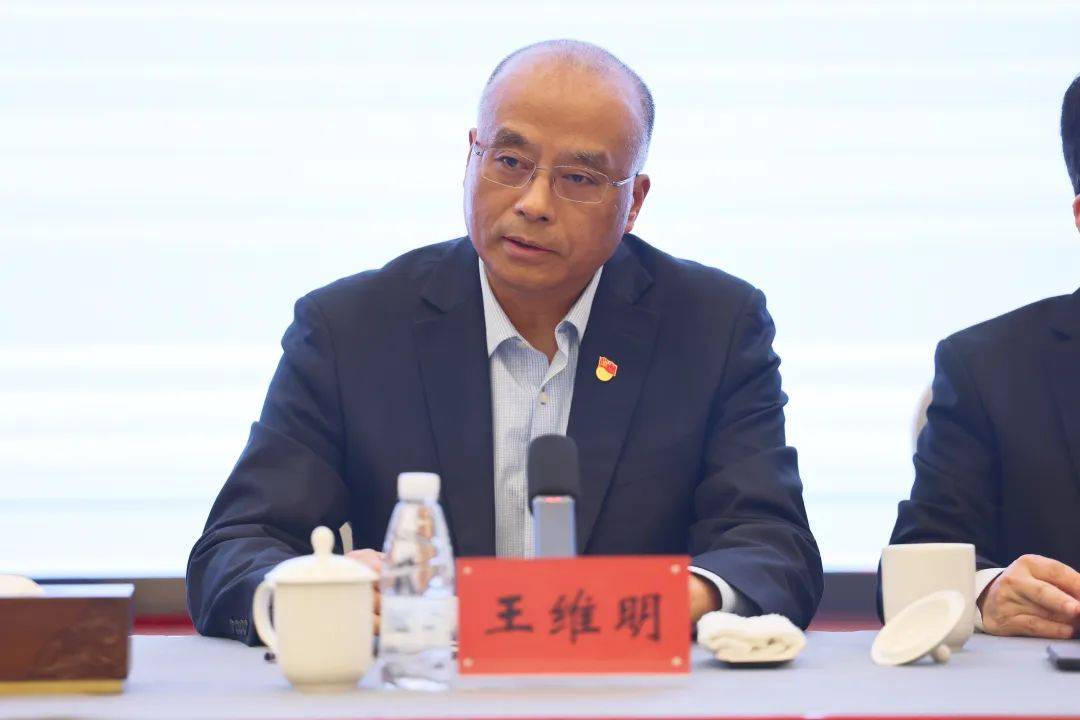 集团副总经理杨晓林宣读表彰决定,党委副书记秦燕,纪委书记沈正义