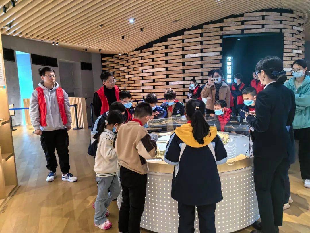 young春三月三支队伍五项行动海湾旅游区青年用青春传承志愿精神