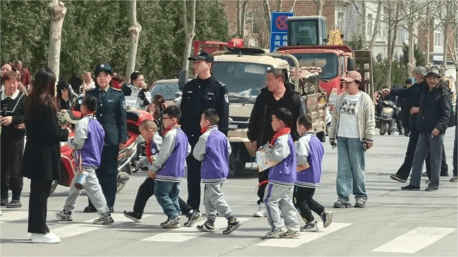 "宣讲中,北义城派出所民警通过案例讲解,法律解读,现场问答,观看视频