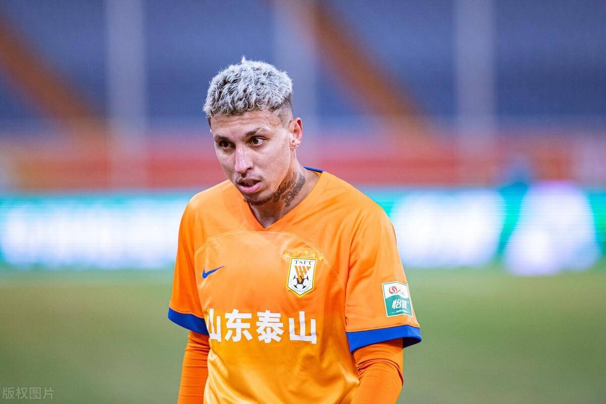 鲁能核心外援晒国足比赛,给费南多加油,球迷呼吁把他归化进国足