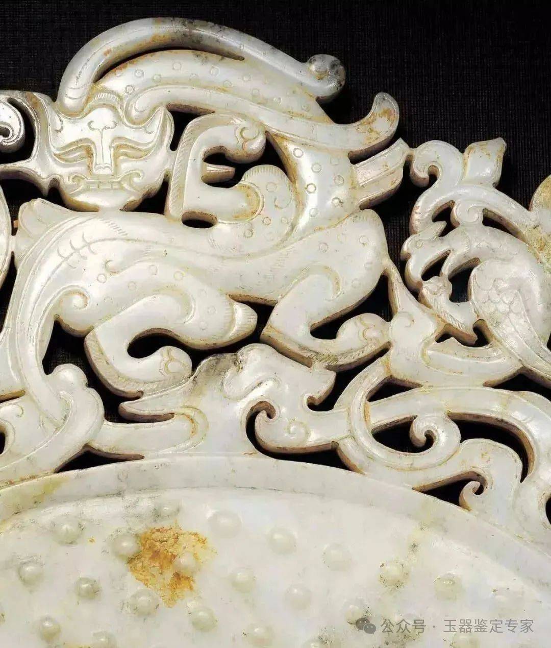 蒙古国古匈奴墓葬中出土的精美玉璧