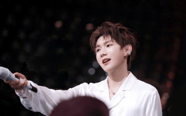 王源,出生于2000年11月8日,是重庆的骄傲.