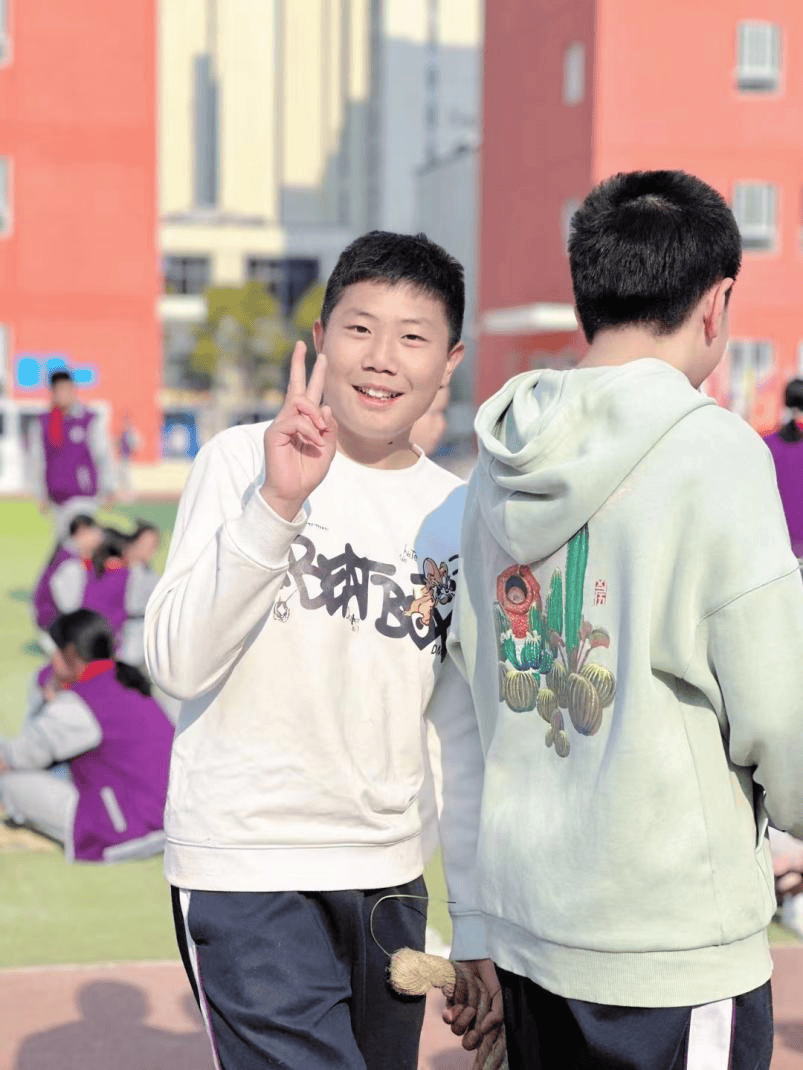 驰骋赛场青春飞扬我校初二年级团建活动