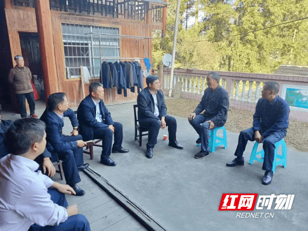 城步苗族自治县委书记余勋伟在城步丹口镇下沉接访.