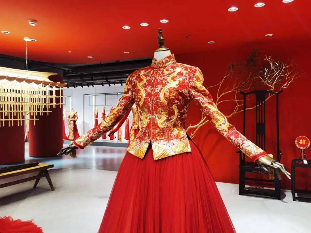 旗下拥有jusere绝设,天玺,shineshere行设三大品牌,产品涵盖婚纱,礼服