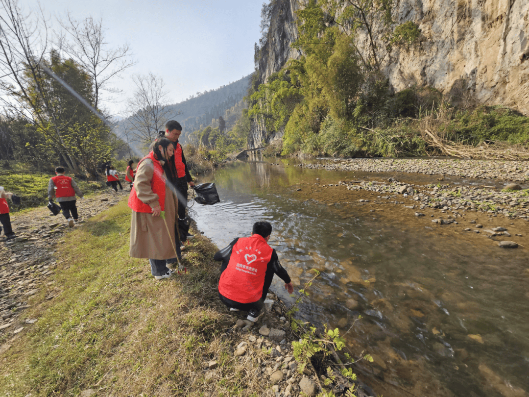 保护母亲河行动涪陵河小青守护一江碧水