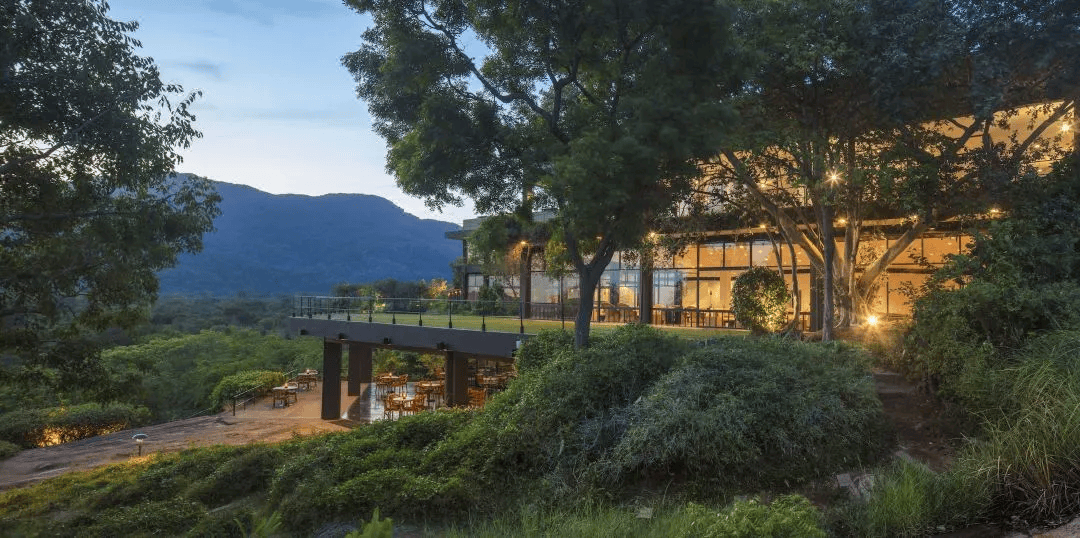 康提阿马亚山酒店俯瞰着heerassagala forest森林在此可开展观鸟游览