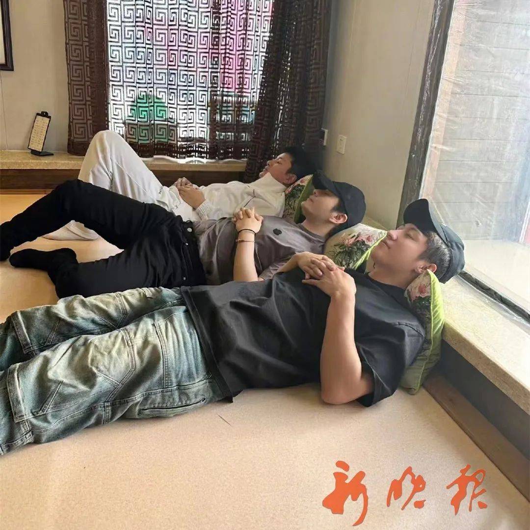 这仨顶流男星录节目途经哈尔滨,徒手铁锅捞大鱼,大饱口福……_贾乃亮