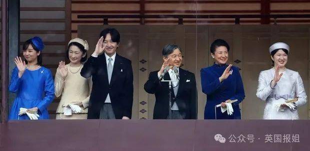 毕业礼大气亮相,疑似帅男友曝光,网友:她才适合当天皇!