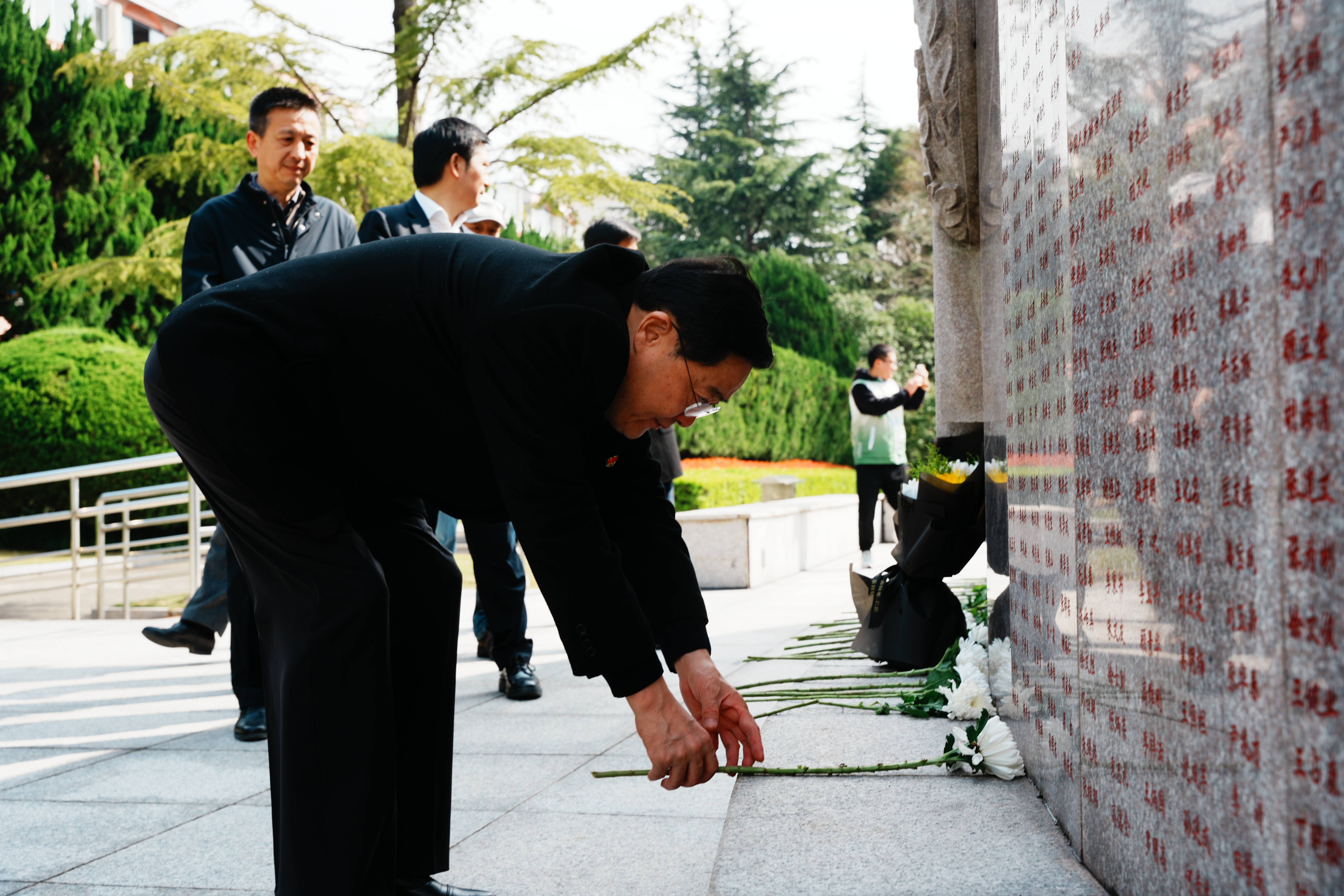 爱申活|追忆先烈事迹 礼敬"热血丰碑" 不忘退役老兵_服务_烈士陵园