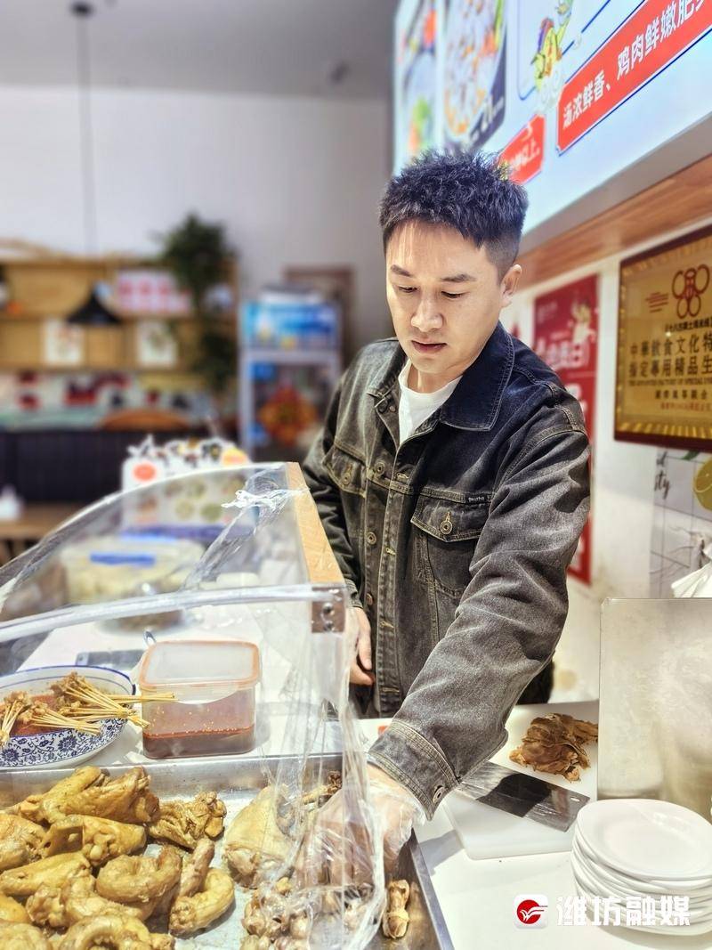 不忘初心,用良心做好米线开店伊始,刘泽郡没有着急做宣传,而是认认真