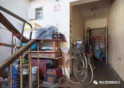 楼道堆杂物堆的是私心谋的是私利害的是性命触犯的是法律