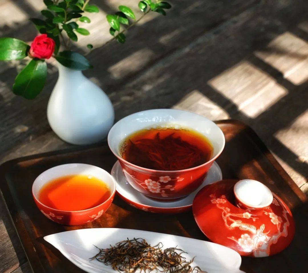 婺源茗眉色泽深绿显毫,外形紧结卷曲,汤色嫩黄明亮,香气清高有花香