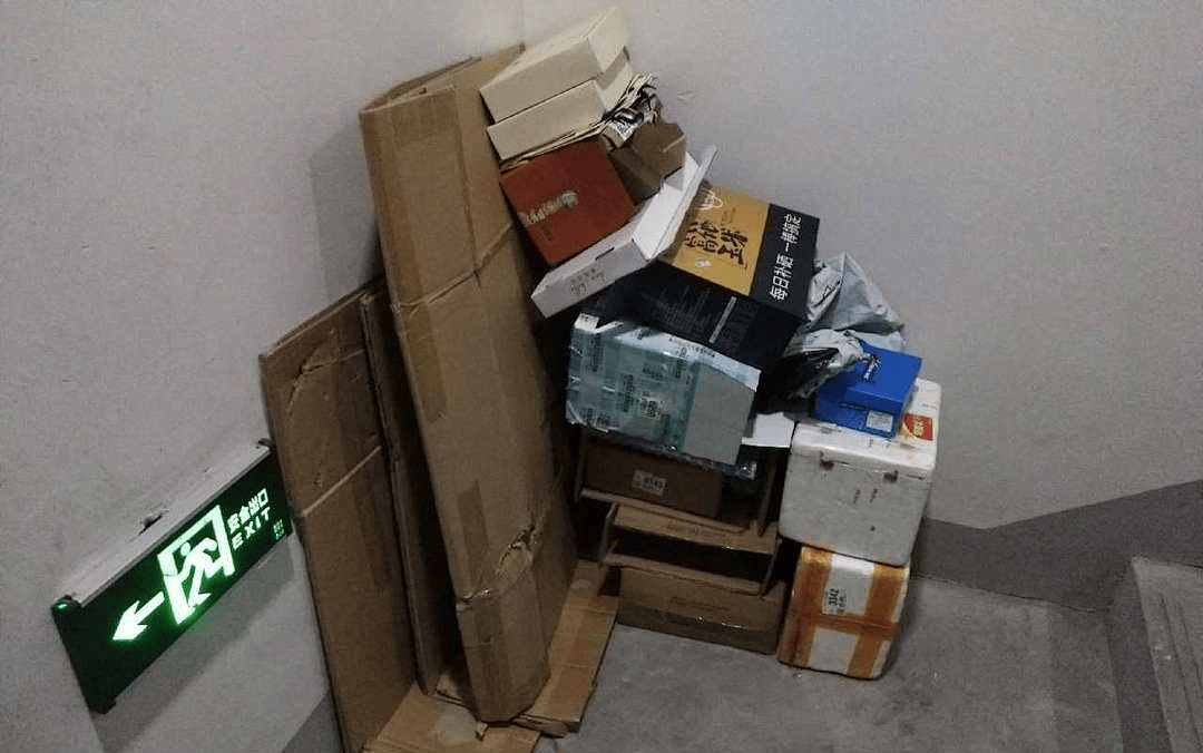 楼道堆积杂物如山近日有微友留言,反应他家小区的楼道公共区域被个别