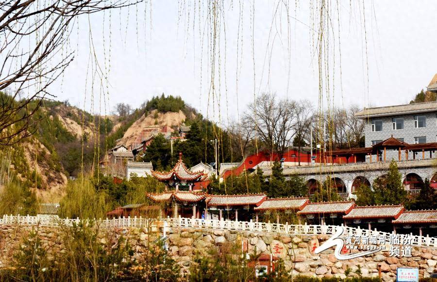 3月28日,在4a景区隰县"小西天"亭台楼阁,红墙夺目,绿柳轻拂,映衬古刹