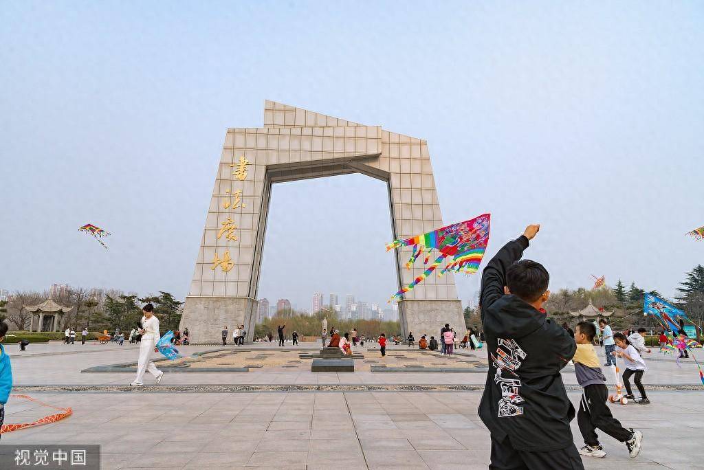 临沂:市民广场上放飞风筝 享受春日时光_书法_乐享