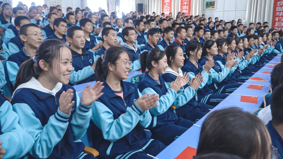 挥笔为青春 砺远正当时