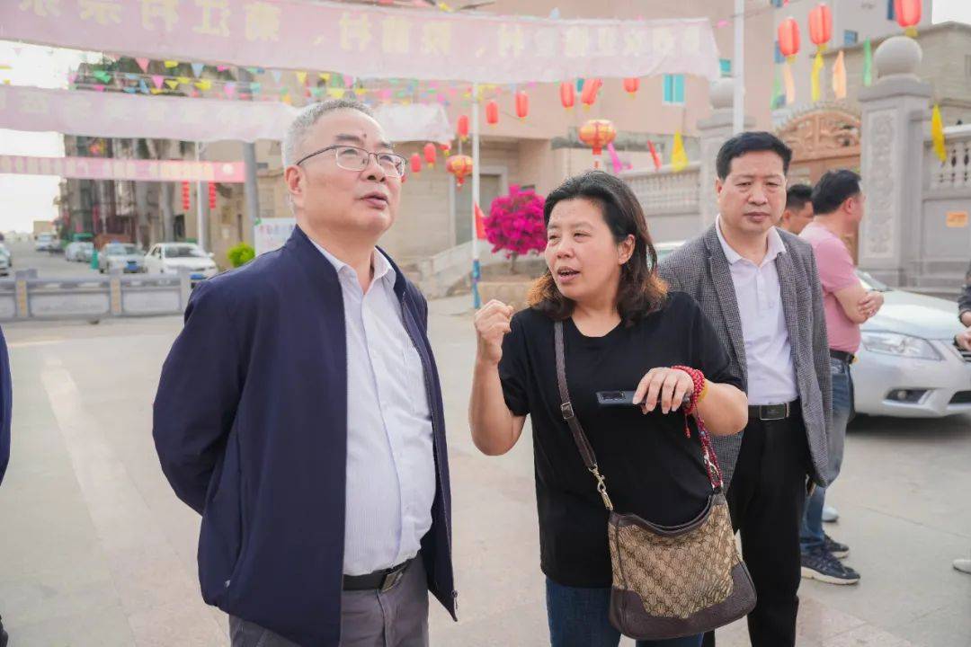 两岸同修村志省党史方志办一行人到石井镇溪东村调研指导