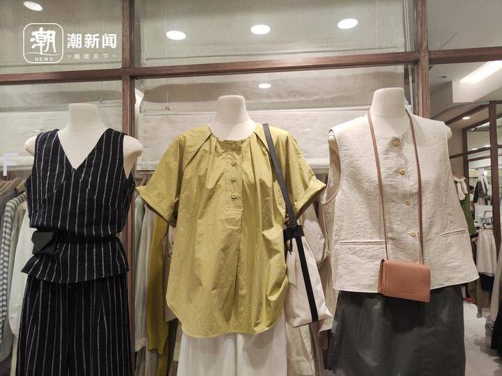 杭州四季青服装市场满满都是夏日风情有设计感的夏装最抓眼球