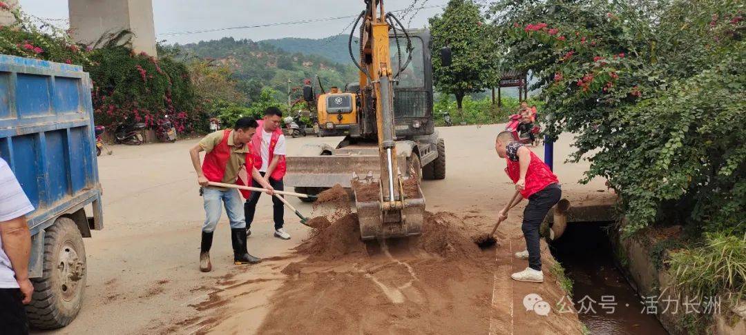 长洲镇龙华村情系群众办实事沟渠清淤保农灌