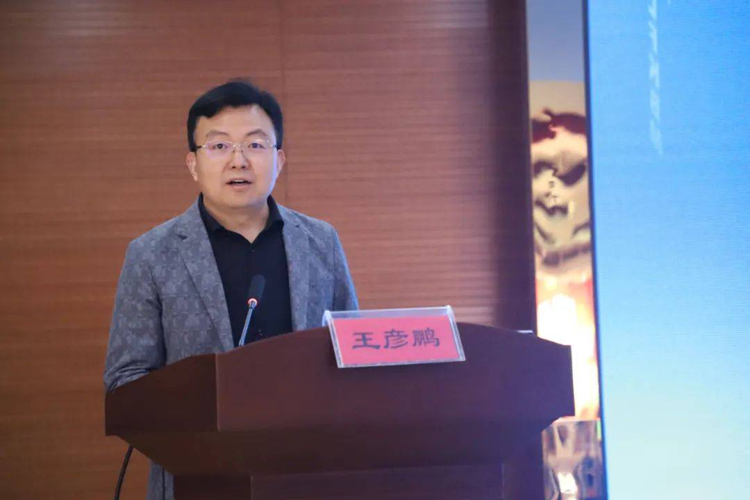 张亚洲致欢迎辞,对出席本次会议的各位领导,专家表示热烈欢迎.