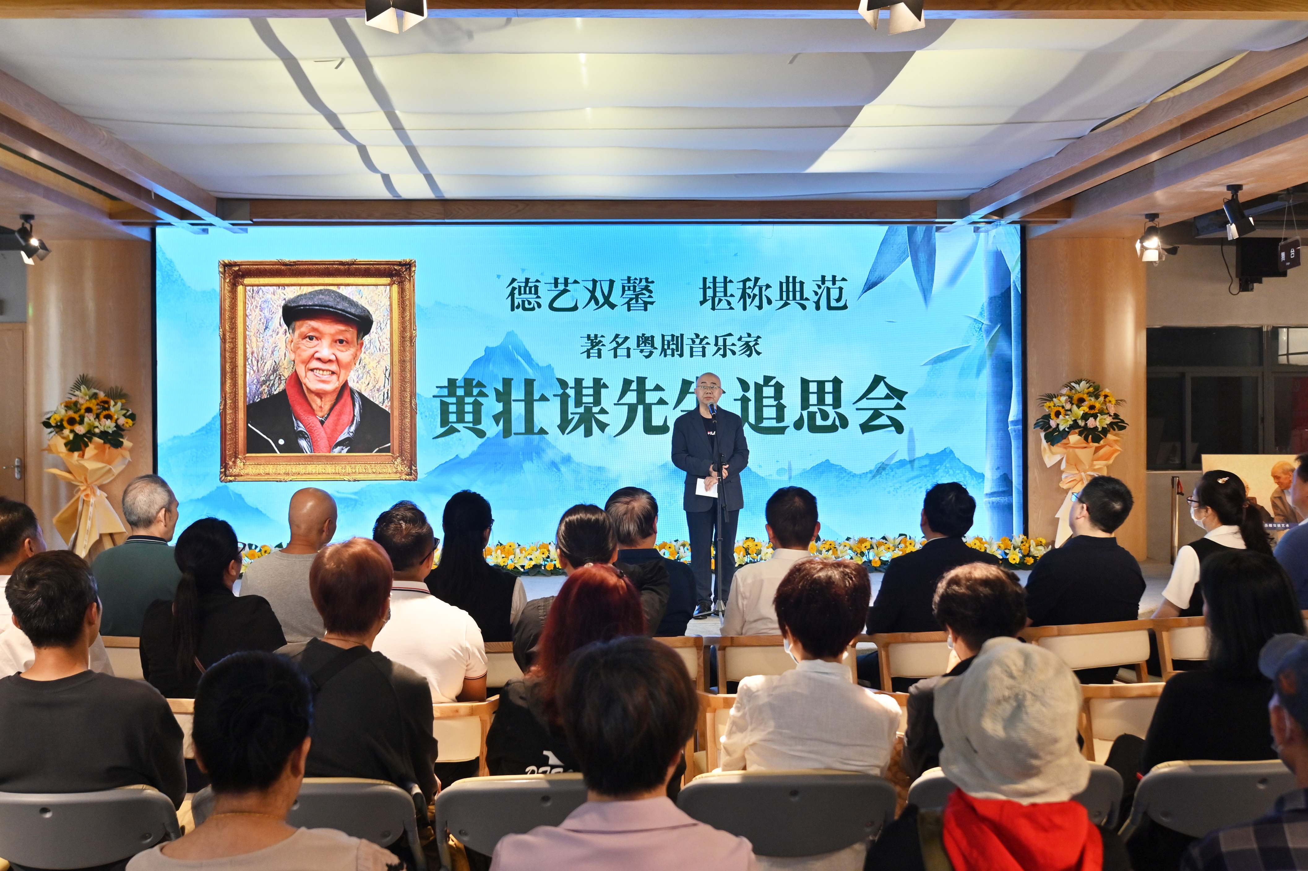 在黄天明的印象中,"父亲每天都要看岭南戏曲频道节目,关心着粤剧艺术