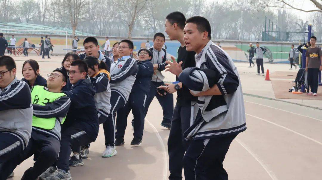 赛场上绽放青春团结中收获友谊石家庄二中实验学校举行青春聚力拔河