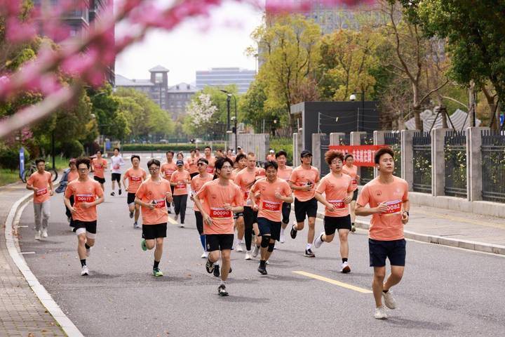 开启了"浙青年·爱运动"校园微型马拉松杭州师范大学首站活动