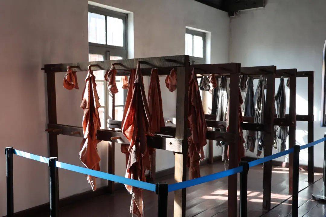 在日俄监狱的考察中,刘少鹏老师为同学们做宣讲示范.