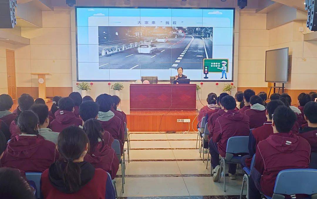 在天山第二小学和威宁小学,民警通过深入浅出的讲解,播放交通安全警示