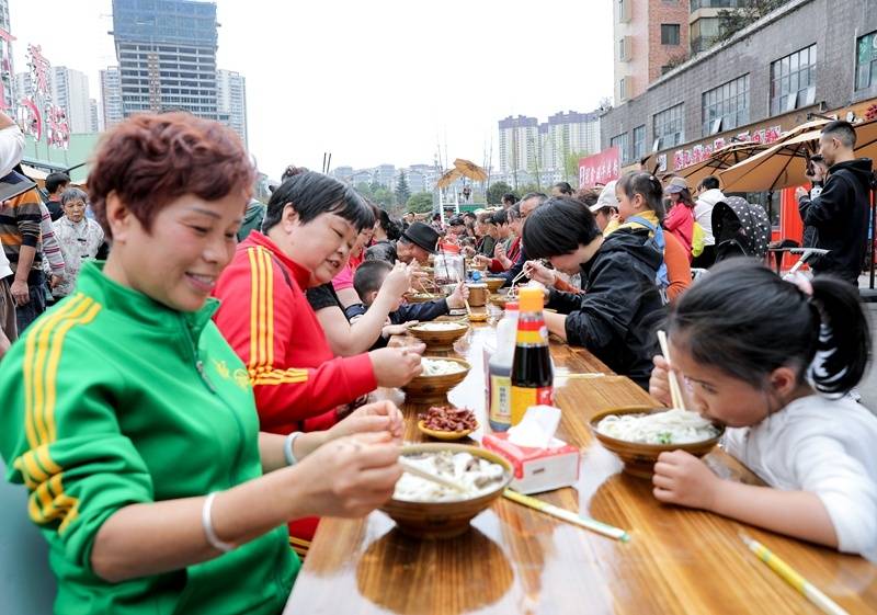 黔西市百味嗦粉街正式开街