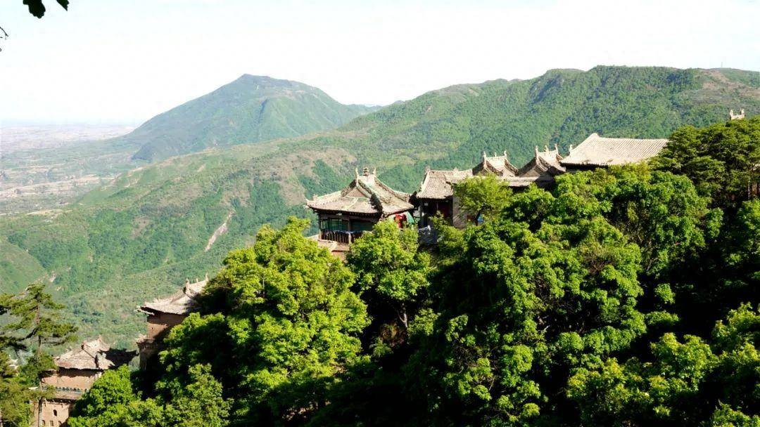 山与桃花相映红崆峒山的美景等你来发现