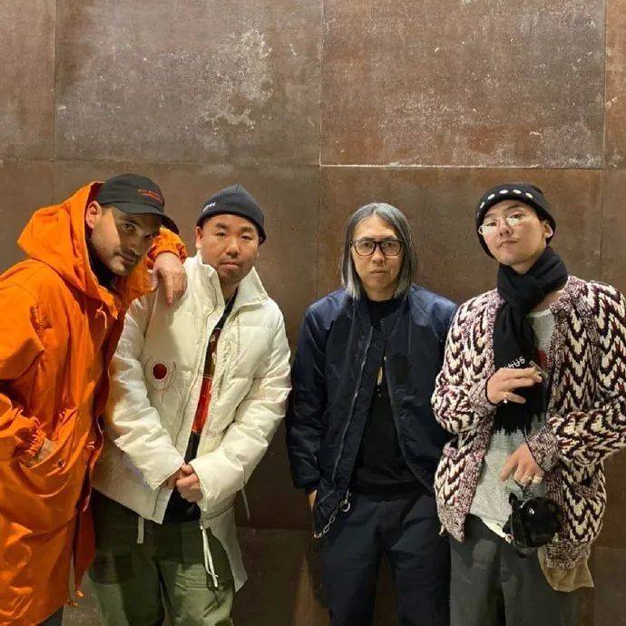 穿搭太时尚了最新权志龙和粉丝合照