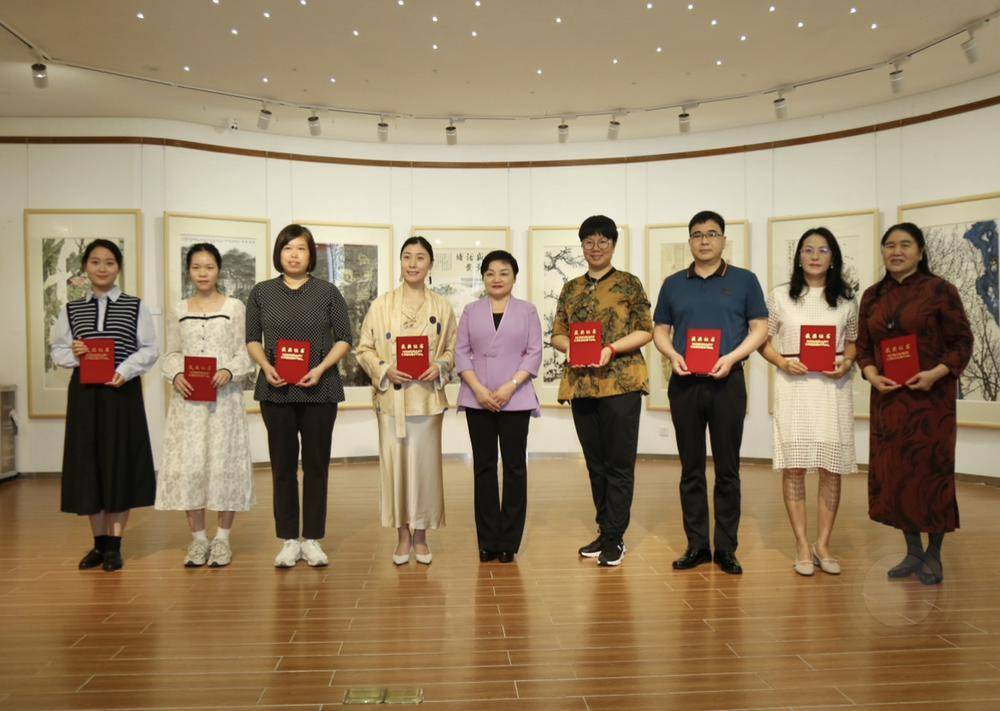 勾勒英雄之城美丽画卷同道同行黄埔区美术作品展开幕英雄花开英雄城