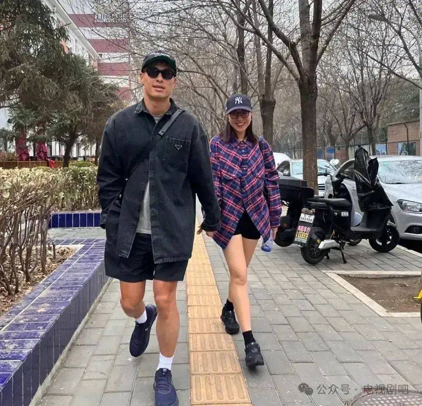 杨佑宁一家三口同游北京 抱女儿与老婆牵手好幸福_阿梅_画面_杨祐宁